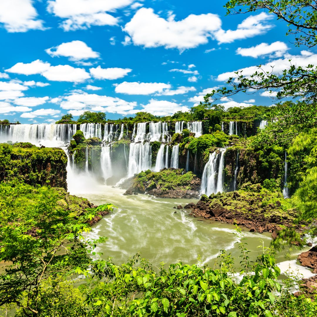 Iguazú Majestuoso: Donde el Agua Habla
