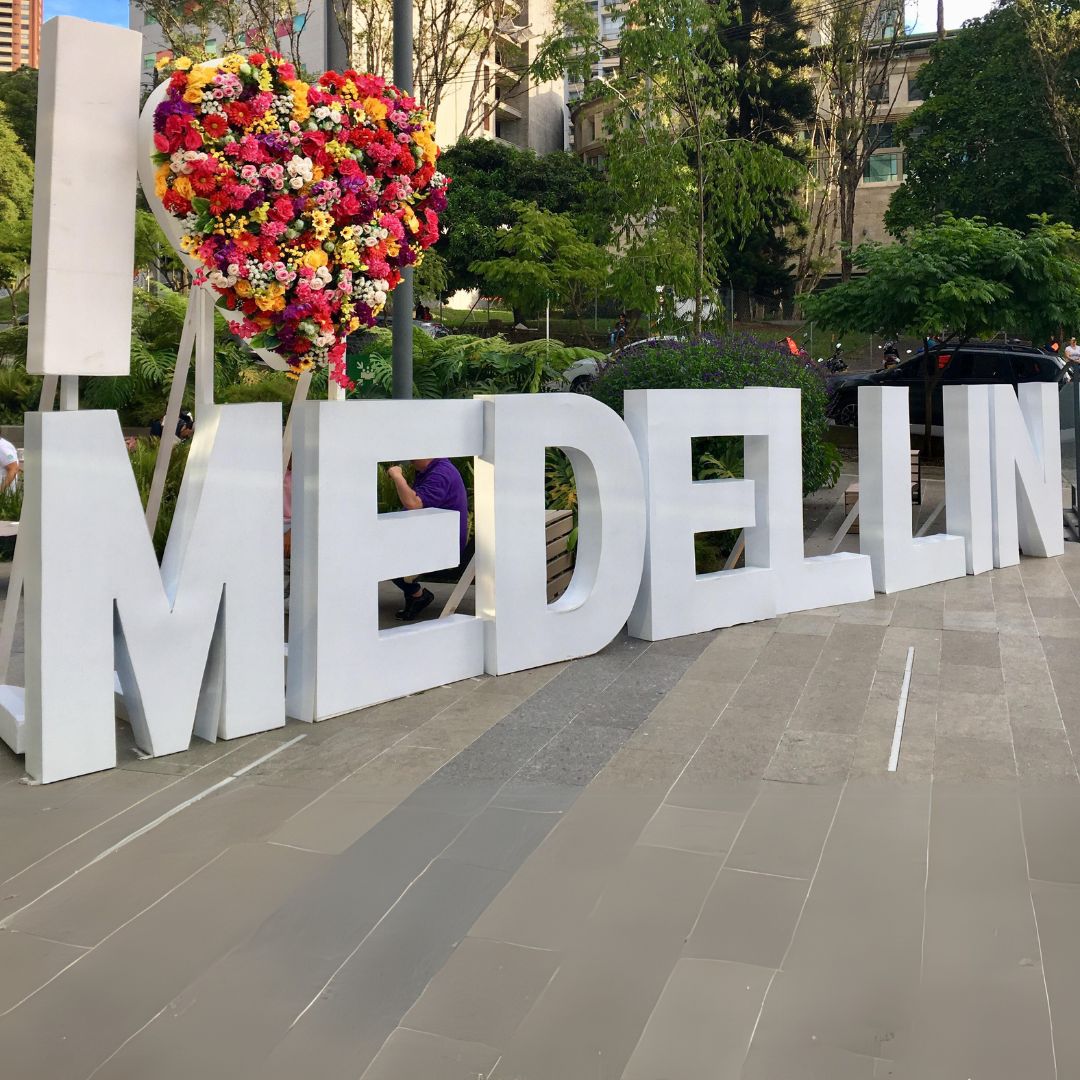 Medellín Mágico: Flores, Cultura y Café